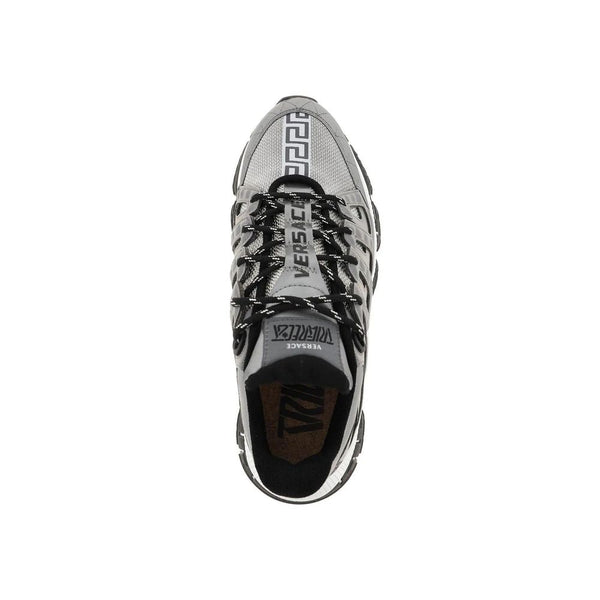 Silberne Sportschuhe aus Stoff