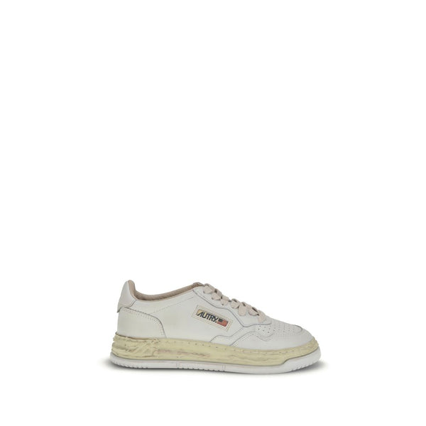 Weiße Leder-Sportschuhe