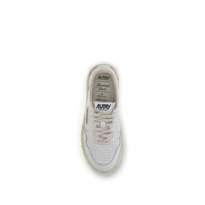 Weiße Leder-Sportschuhe