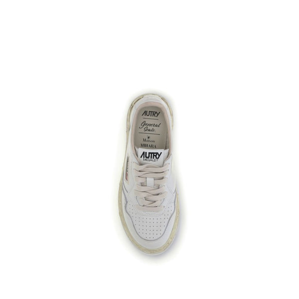 Weiße Leder-Sportschuhe