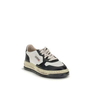 Schwarze Leder-Sportschuhe