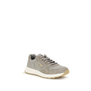 Graue Sportschuhe aus recyceltem Polyamid