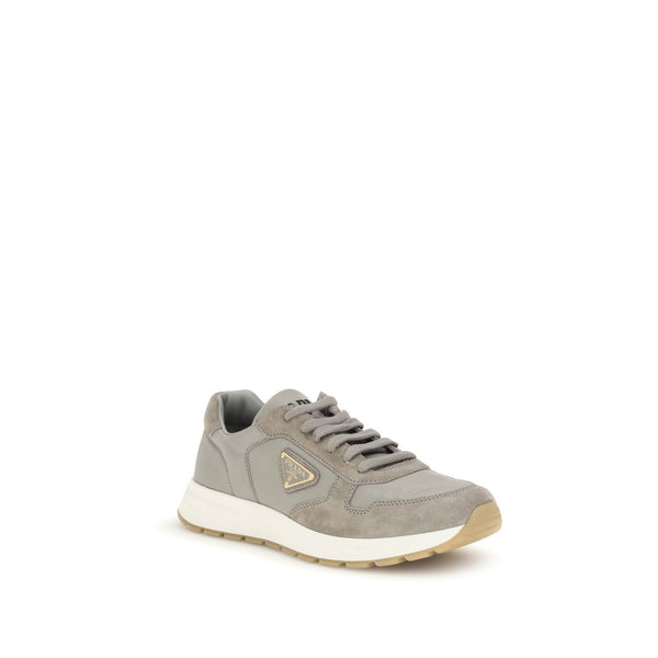 Graue Sportschuhe aus recyceltem Polyamid