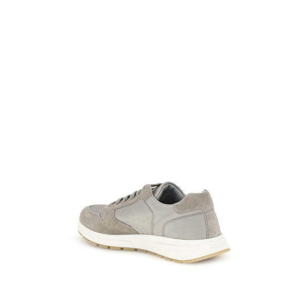 Graue Sportschuhe aus recyceltem Polyamid
