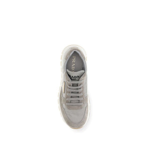 Graue Sportschuhe aus recyceltem Polyamid