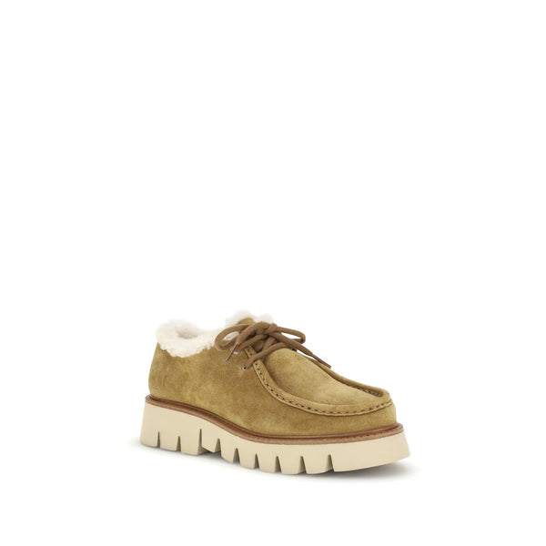 Beigefarbene Leder-Oxfords und -Derbies