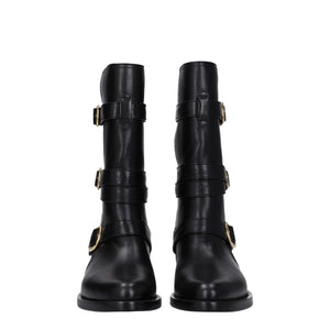 Flache Stiefel aus schwarzem Leder