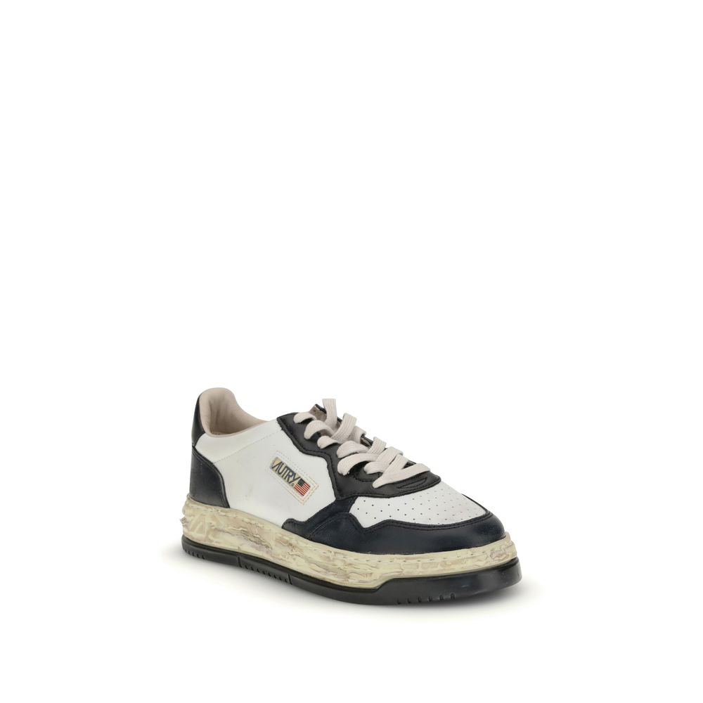 Sportliche Sneakers aus Cremefarbenem Leder