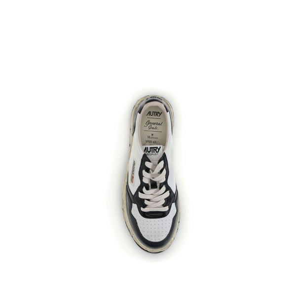 Sportliche Sneakers aus Cremefarbenem Leder