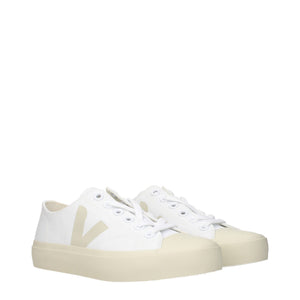 Weiße Stoff-Sneaker mit niedrigem Schaft