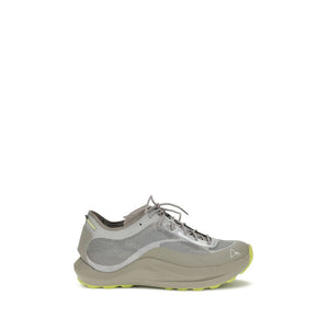 Graue Stoff-Sportschuhe