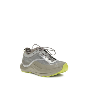 Graue Stoff-Sportschuhe