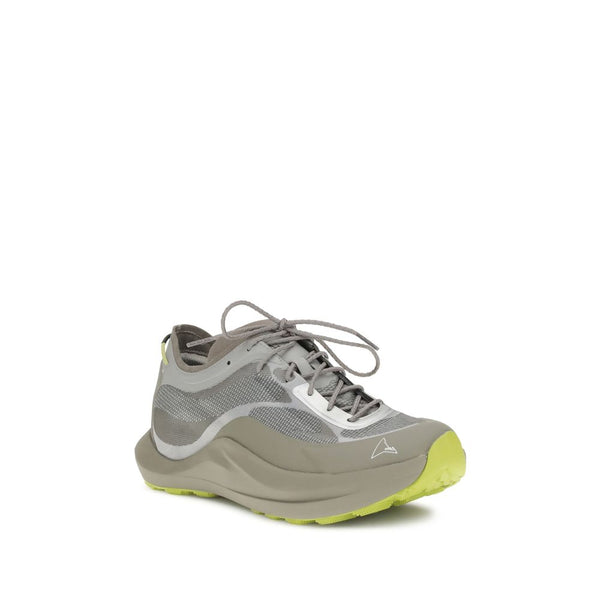 Graue Stoff-Sportschuhe