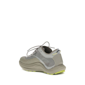 Graue Stoff-Sportschuhe