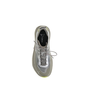Graue Stoff-Sportschuhe