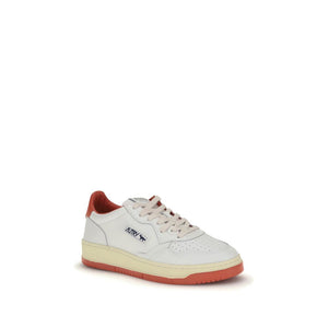 Weiße Leder-Sportschuhe
