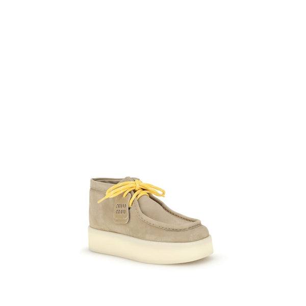 Beigefarbene Plateau-Sneaker aus Gummi