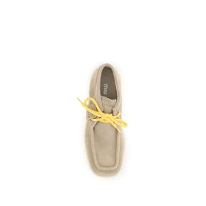 Beigefarbene Plateau-Sneaker aus Gummi