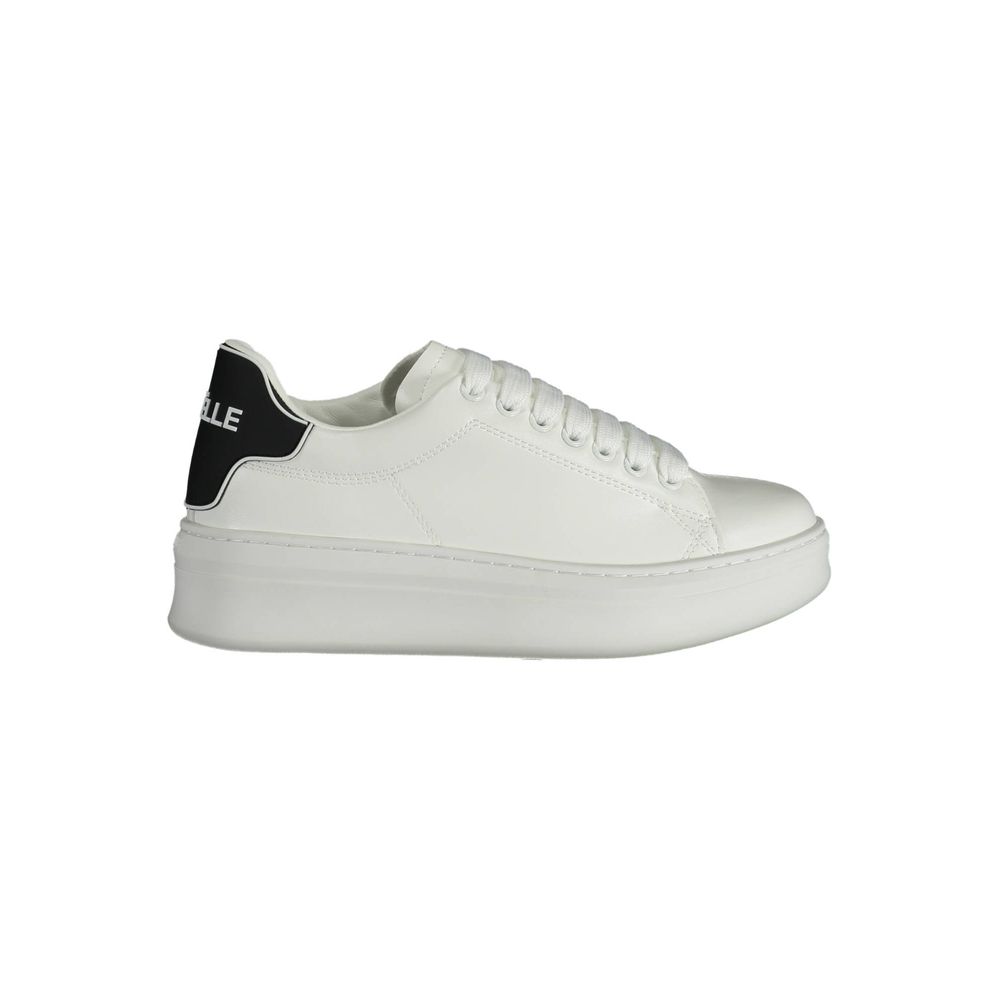 Sneaker aus weißem Polyethylen