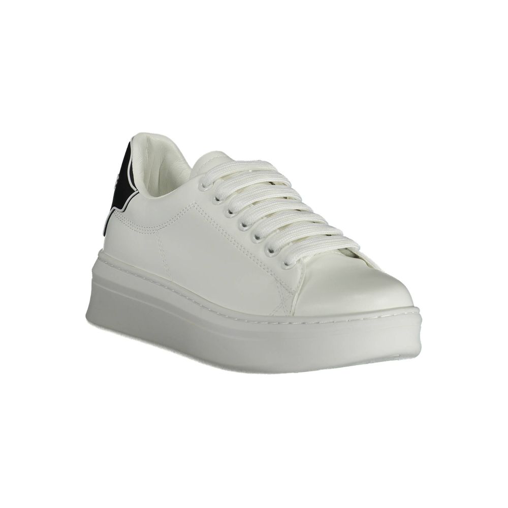 Sneaker aus weißem Polyethylen