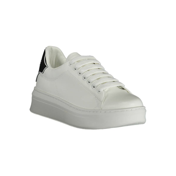 Sneaker aus weißem Polyethylen