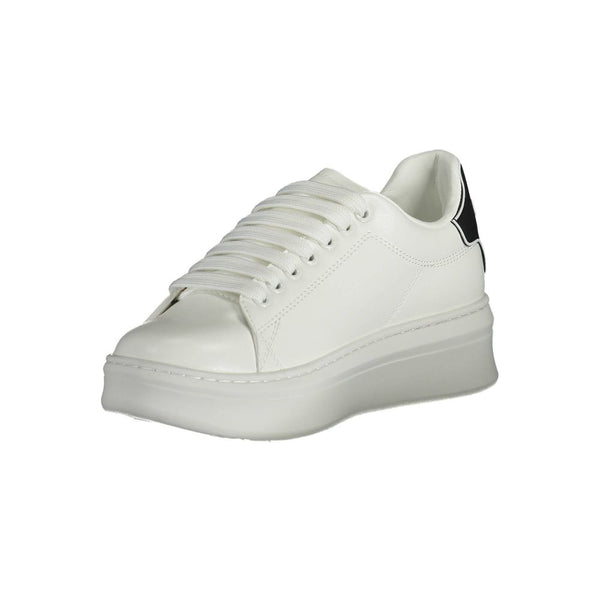 Sneaker aus weißem Polyethylen