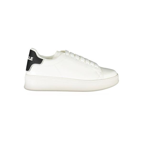 Sneaker aus weißem Polyethylen