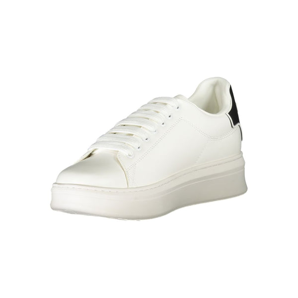 Sneaker aus weißem Polyethylen