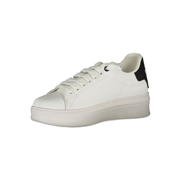 Sneaker aus weißem Polyethylen