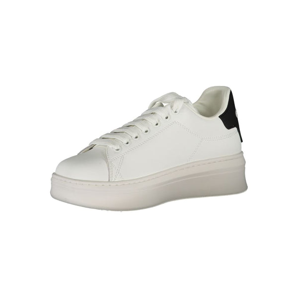 Sneaker aus weißem Polyethylen