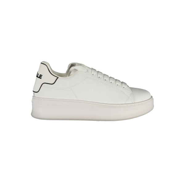 Sneaker aus weißem Polyethylen