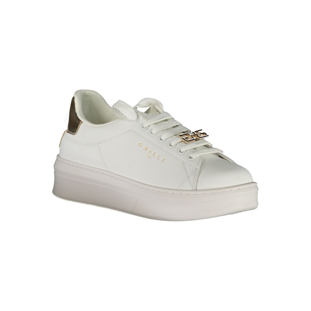 Sneaker aus weißem Polyethylen