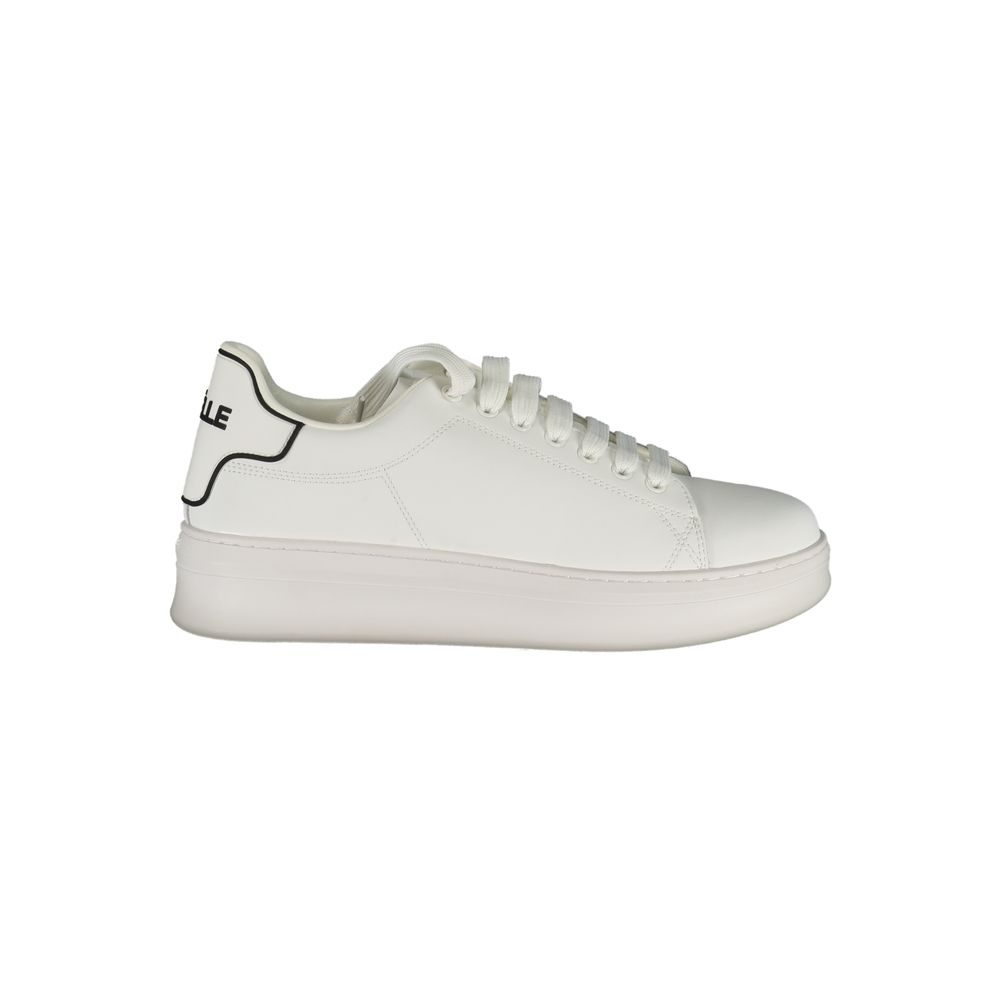 Sneaker aus weißem Polyethylen