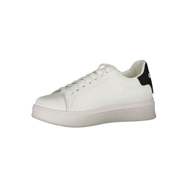 Sneaker aus weißem Polyethylen