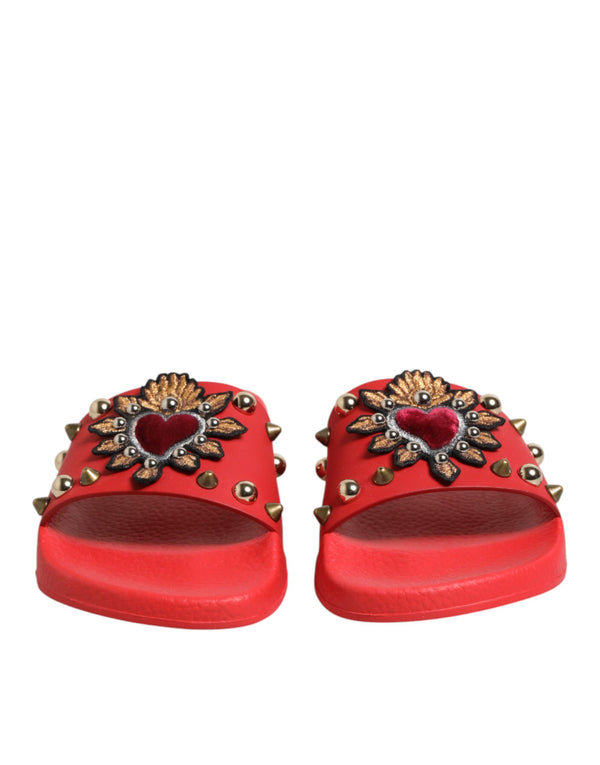 Rote Slides mit Herz-Applikation, Strandschuhe