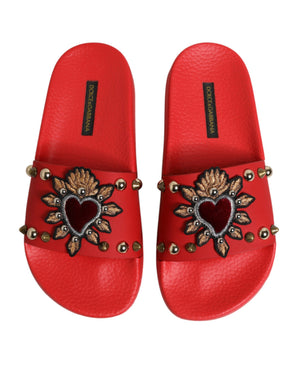Rote Slides mit Herz-Applikation, Strandschuhe