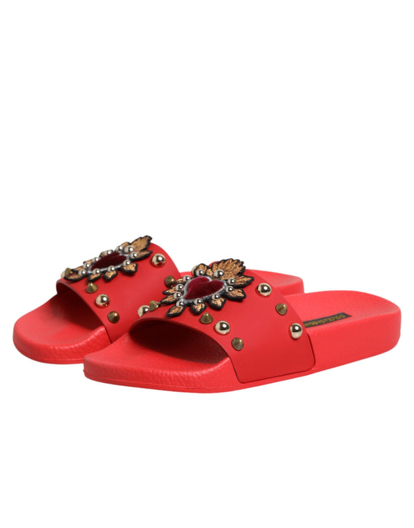 Rote Slides mit Herz-Applikation, Strandschuhe