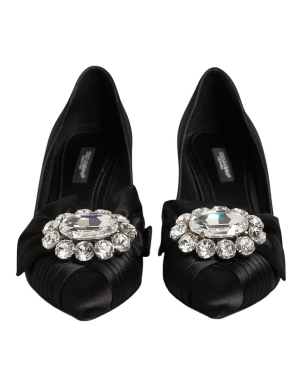 Schwarze Satin-Pumps mit Kristallschleife