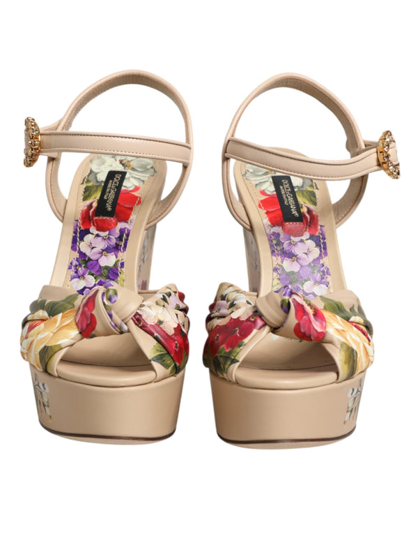Beigefarbene Keil-Sandalen mit Blumenmuster und Knöchelriemen
