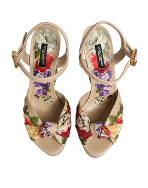 Beigefarbene Keil-Sandalen mit Blumenmuster und Knöchelriemen