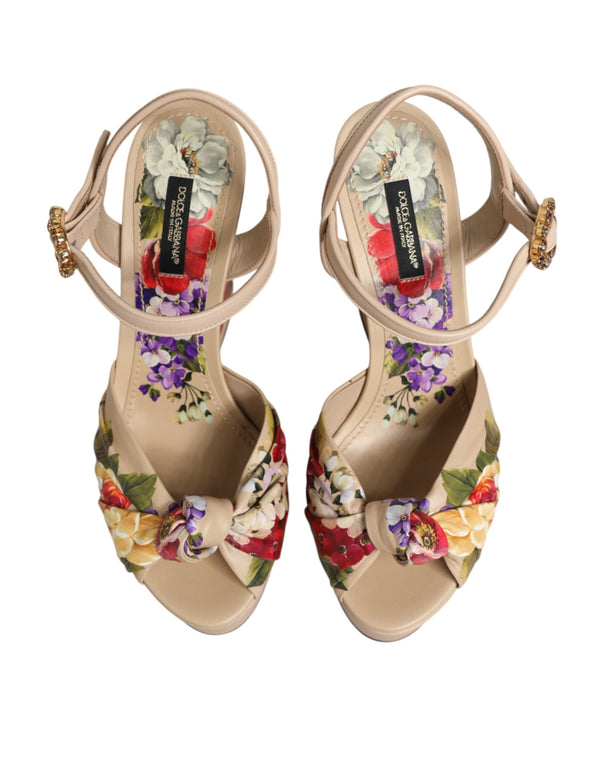 Beigefarbene Keil-Sandalen mit Blumenmuster und Knöchelriemen