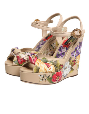 Beigefarbene Keil-Sandalen mit Blumenmuster und Knöchelriemen