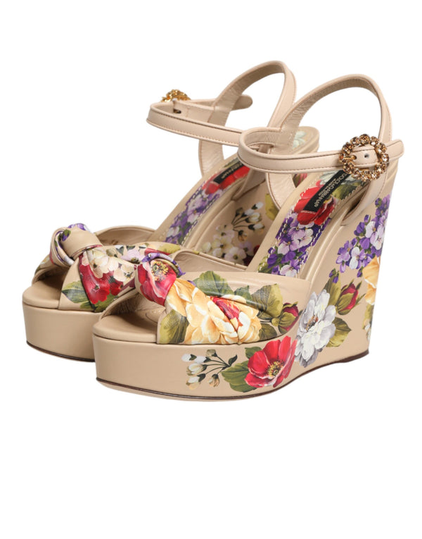 Beigefarbene Keil-Sandalen mit Blumenmuster und Knöchelriemen