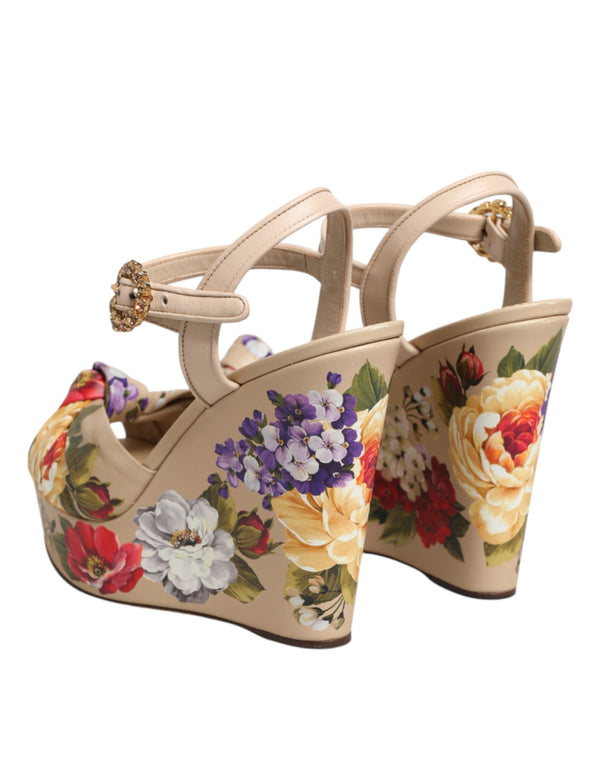 Beigefarbene Keil-Sandalen mit Blumenmuster und Knöchelriemen