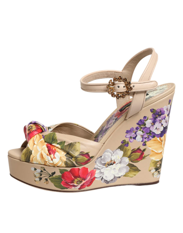 Beigefarbene Keil-Sandalen mit Blumenmuster und Knöchelriemen