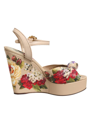 Beigefarbene Keil-Sandalen mit Blumenmuster und Knöchelriemen