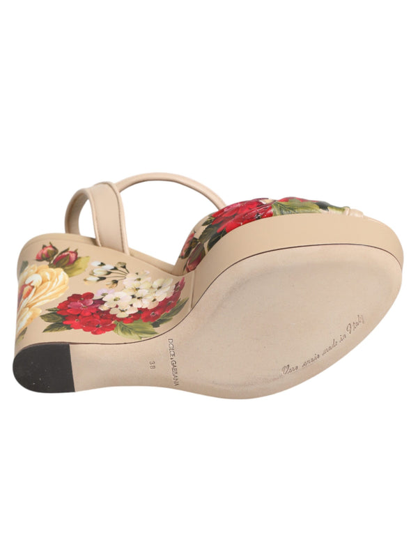 Beigefarbene Keil-Sandalen mit Blumenmuster und Knöchelriemen