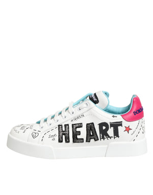 Weiße Leder-Sneaker mit Graffiti-Motiv