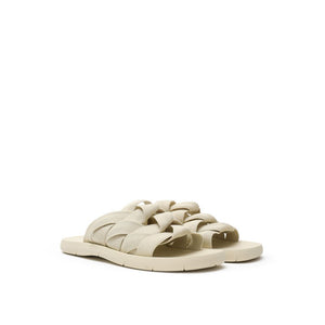 Beigefarbene Stoff-Pantoffeln