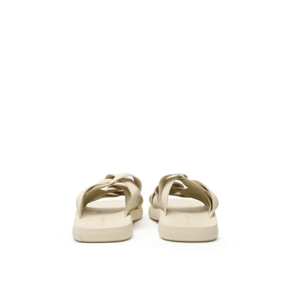Beigefarbene Stoff-Pantoffeln